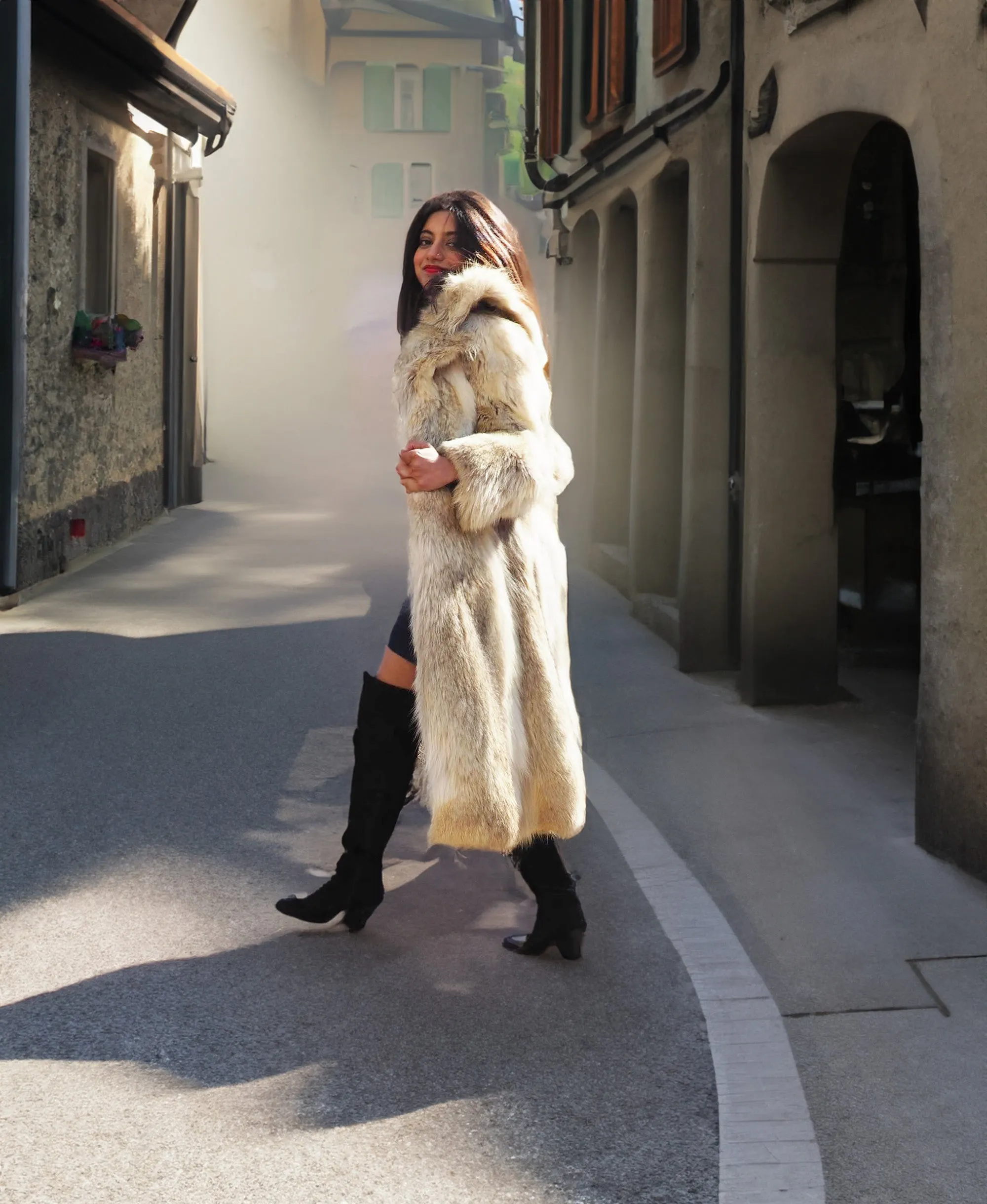Large Plush Shawl Collar Coyote Fur Coat - Size Small